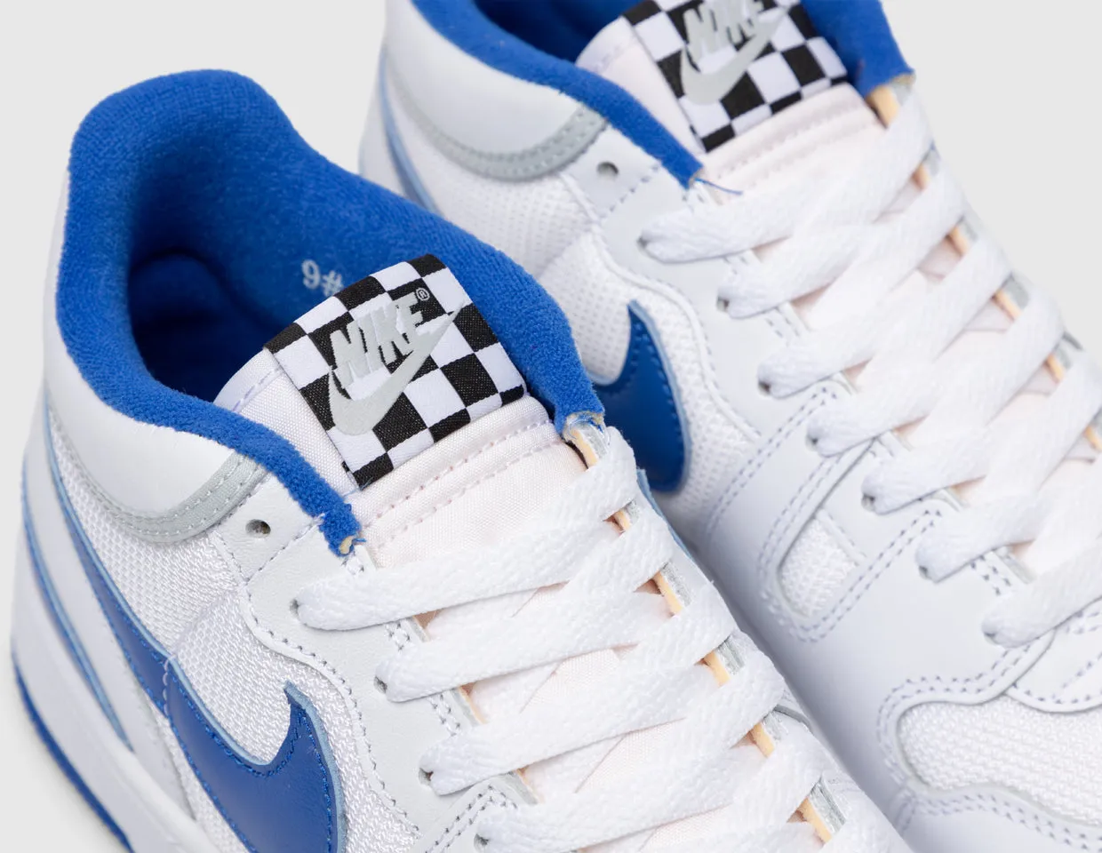 Nike Attack White / Game Royal - Pure Platinum