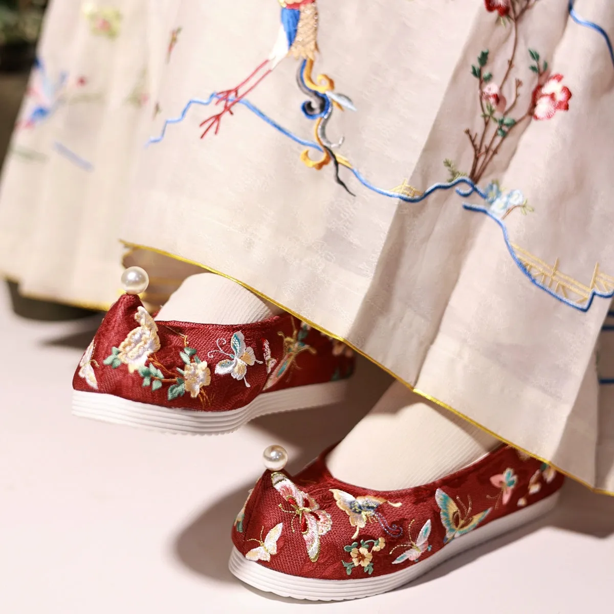 Yun Bu 云步 Hundred Butterfly Embroidered Song Ming Gong Xie Shoes